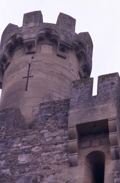 Château vieux, tour ou donjon, couronnement.