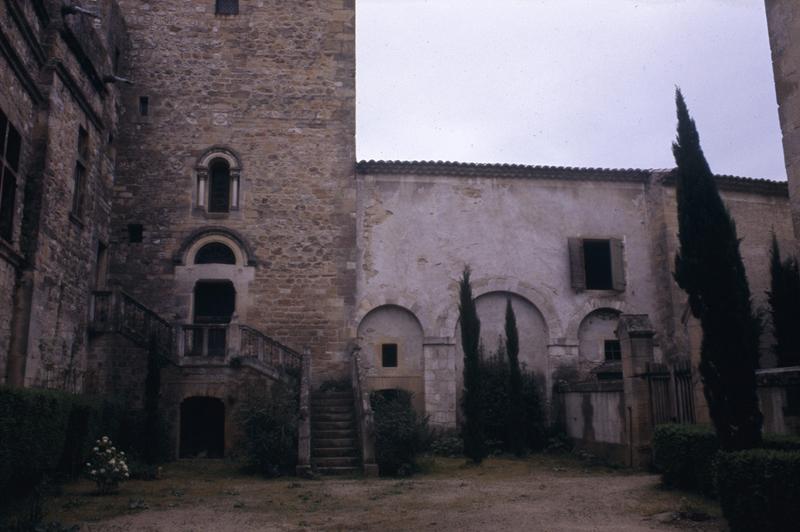 Château vieux, rez-de-chaussée de la tour, entrée de la chapelle.