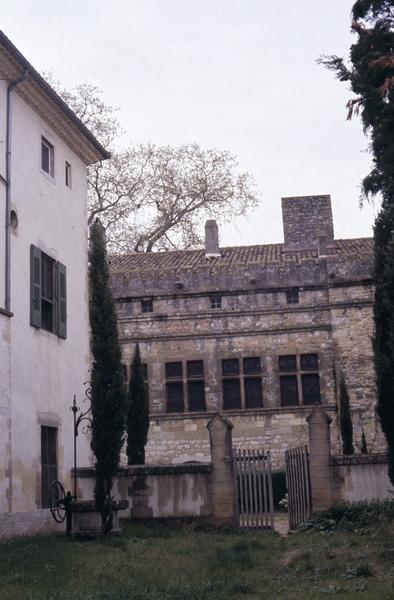 Cour arrière avec façade du château vieux et croisées de la grande salle dite des Etats.