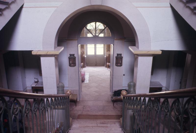 Château néo-classique, grand escalier, vue vers l'entrée.