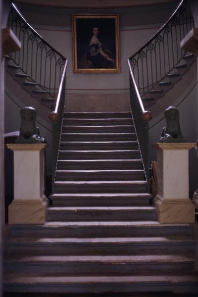 Château néo-classique, grand escalier, départ.