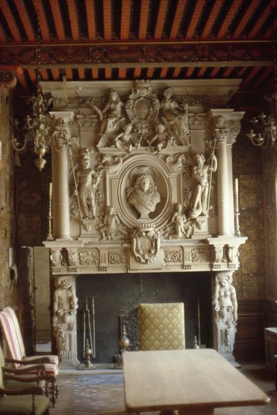 Château vieux, grande salle dite des Etats, cheminée.