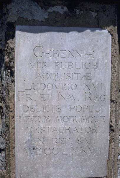 Socle, plaque : inscription datée 1777.