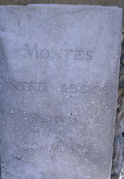 Socle, plaque : inscription "Montes inter socios pervia communio".