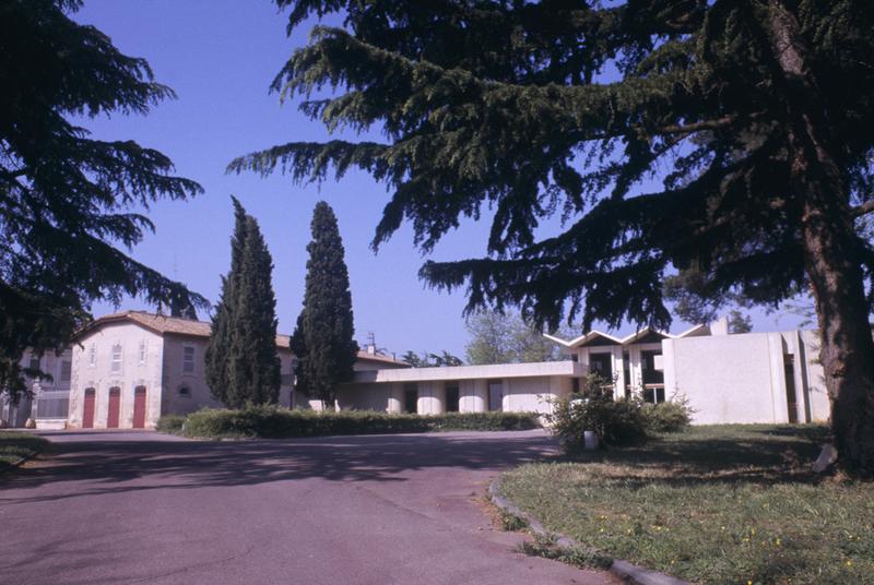 Arrivée au domaine, CNMN et à gauche l'aile des écuries.