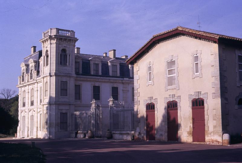 Château et aile des écuries.