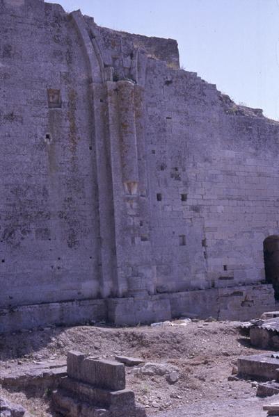 Vestiges, élévation intérieure sud de l'église, dosseret avec colonne engagée.