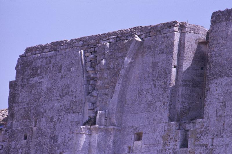 Vestiges, élévation intérieure sud de l'église.