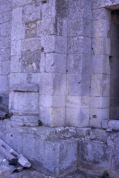 Vestiges, élévation intérieure sud de l'église, base de colonne.