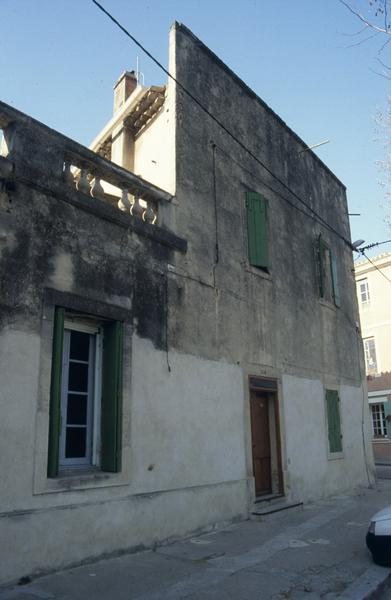 Façade sur place, angle sur rue Blanqui.