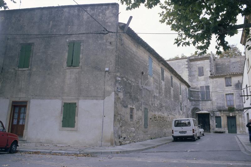 Vue de la façade sur rue Blanqui prise à l'angle de la place de la République.