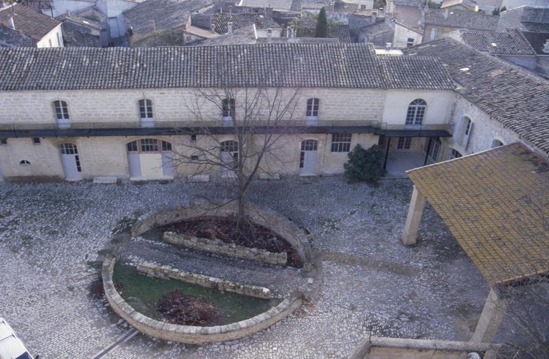 Cour des communs avec fosse à purin désaffectée.