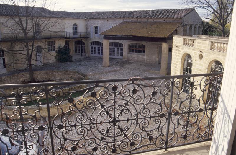 Cour des communs avec fosse à purin désaffectée, vue depuis le balcon.