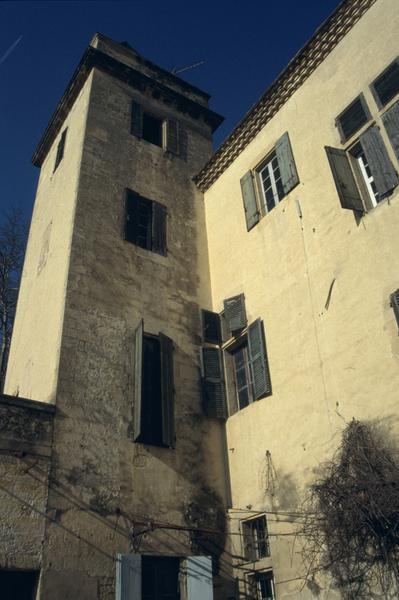 Façade sur cour, tour d'angle.