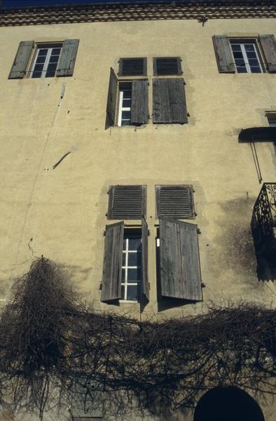 Façade sur cour, croisées.