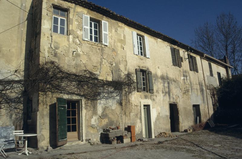 Façade sur cour, aile vers la place.