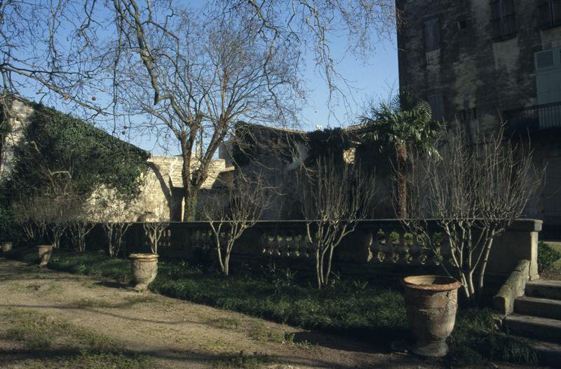 Façade sur jardin, terrasse.