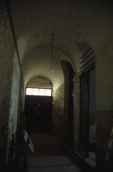 Vue intérieure du rez-de-chaussée, couloir, vue vers la cour.