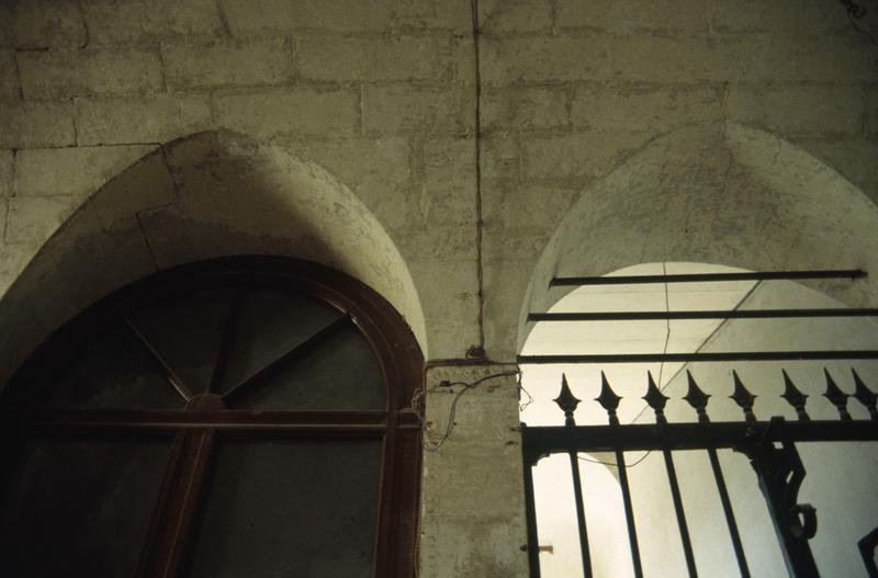 Vue intérieure du rez-de-chaussée, couloir, sur la droite accès à l'escalier.