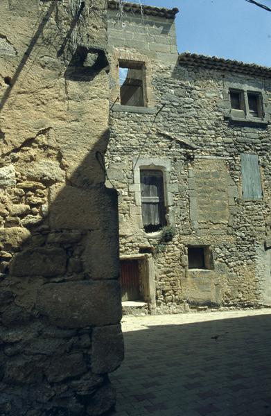 Ancienne porte, angle de la parcelle 125, vue vers les parcelles 126 et 127.