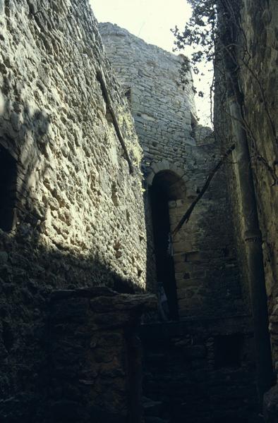 Parcelle 126, ancienne rue, vue vers la tour nord-est.