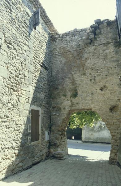 Parcelle, ancienne rue comblée, entrée côté intérieur.