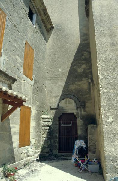 Ancienne cure et entrée sud de l'église.