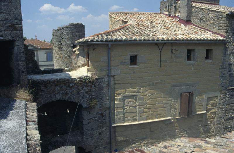 Entrée du fort et parcelle 147 (façade est), vue depuis le chemin de ronde.