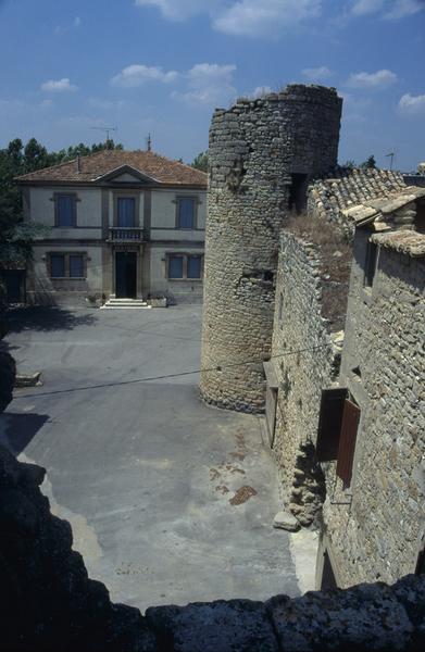 Mairie et tour sud-ouest.