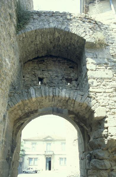 Entrée sud, vue de l'intérieur du fort.