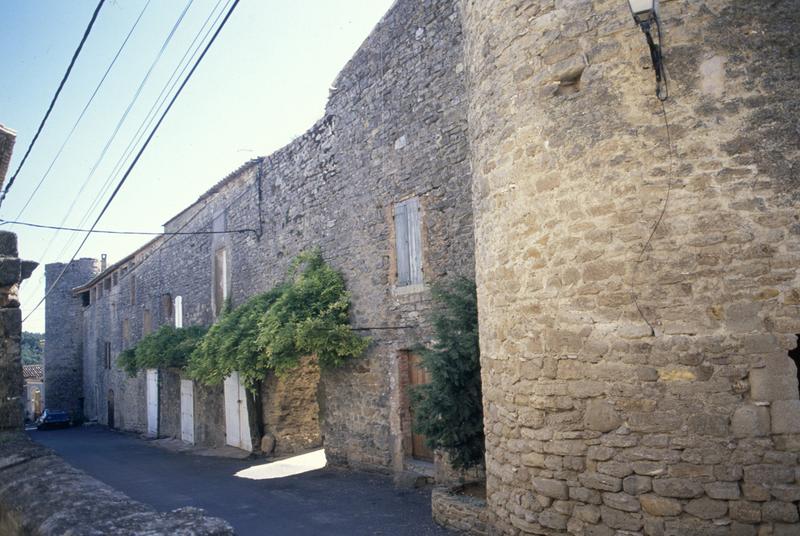 Tour nord-est et brèche du mur est.