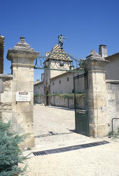 Portail d'entrée de la cour des communs.