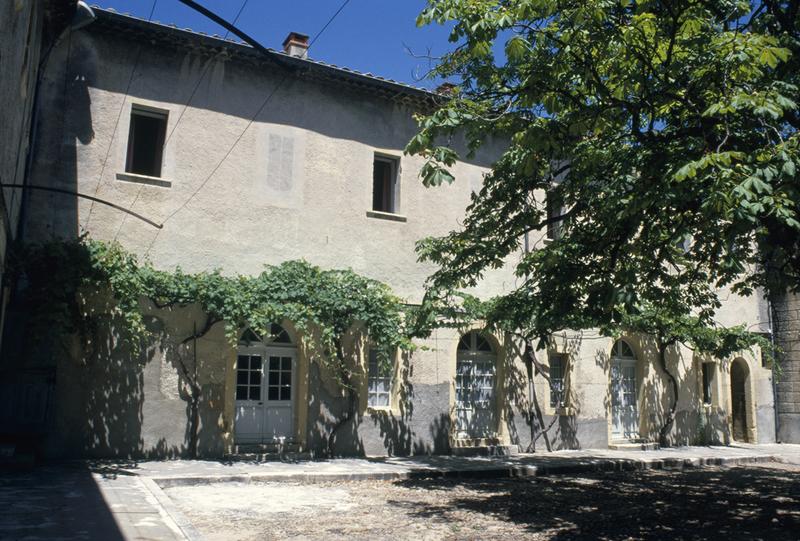 Cour d'honneur, côté nord.