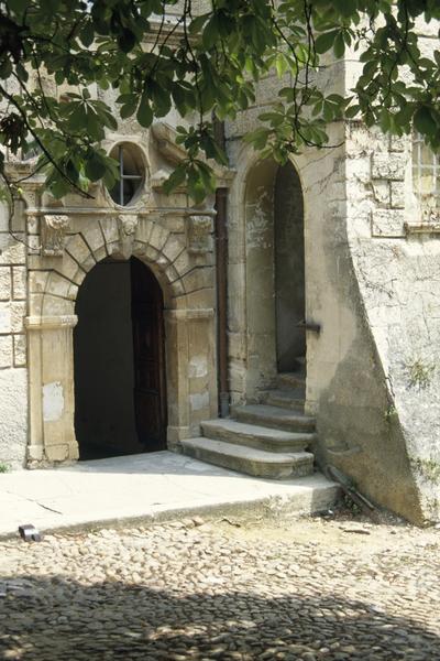 Cour d'honneur, porte conduisant au cloître à droite de l'église.