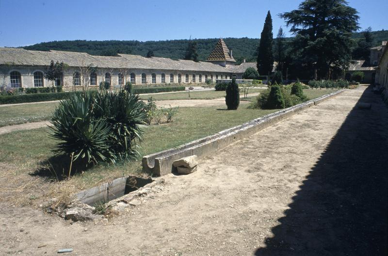 Grand cloître, angle sud-est.