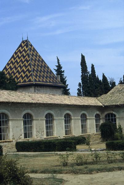 Grand cloître, angle nord-ouest.