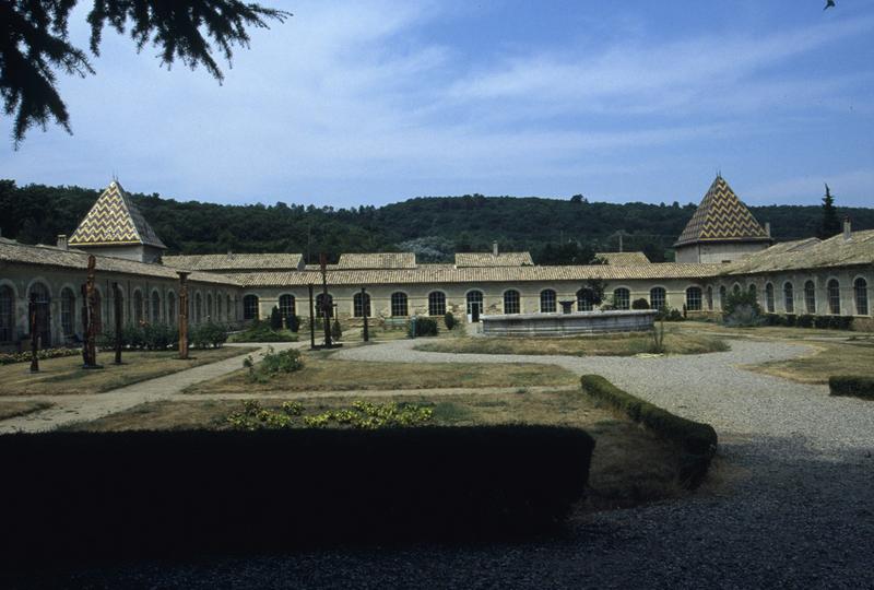 Grand cloître, vue générale : aile nord.