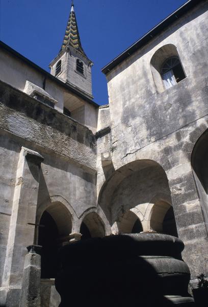 Petit cloître, vue en contre-plongée.