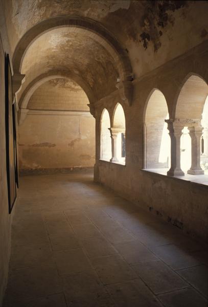 Petit cloître, galerie.