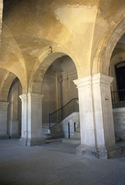 Petit cloître, galerie, escalier conduisant au grand cloître.