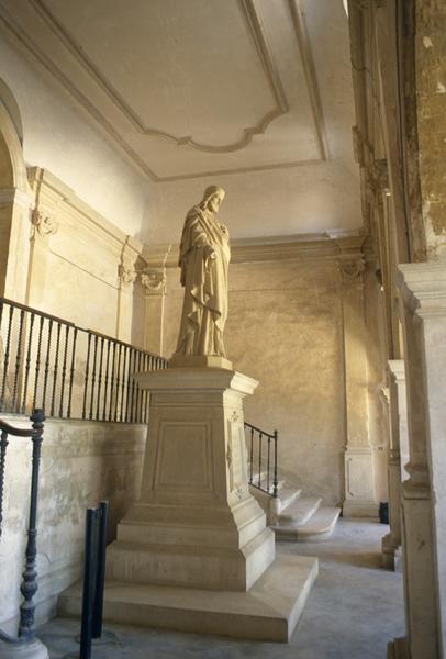 Petit cloître, galerie, escalier conduisant au grand cloître.