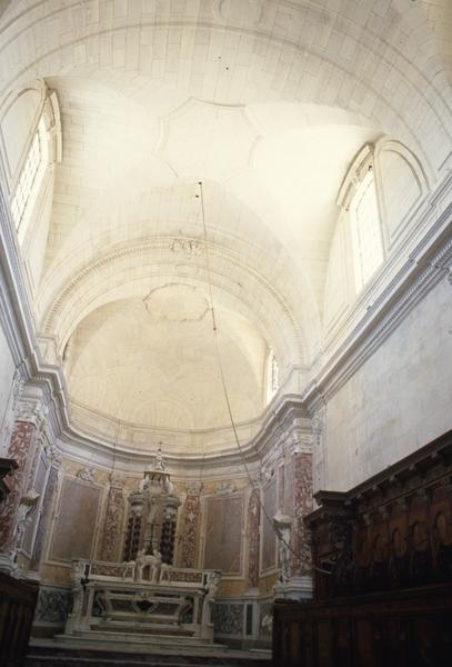 Eglise, vue intérieure vers le choeur.