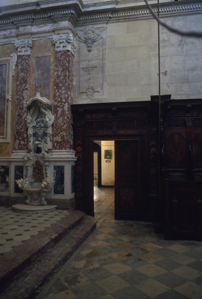 Eglise, vue intérieure, porte vers le vestibule.