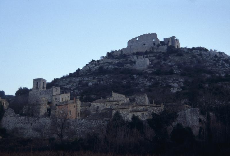 Vue éloignée avec le bourg.