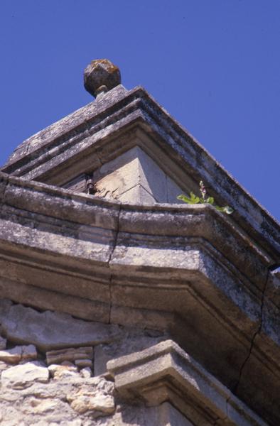 Façade, détail de la corniche d'angle.