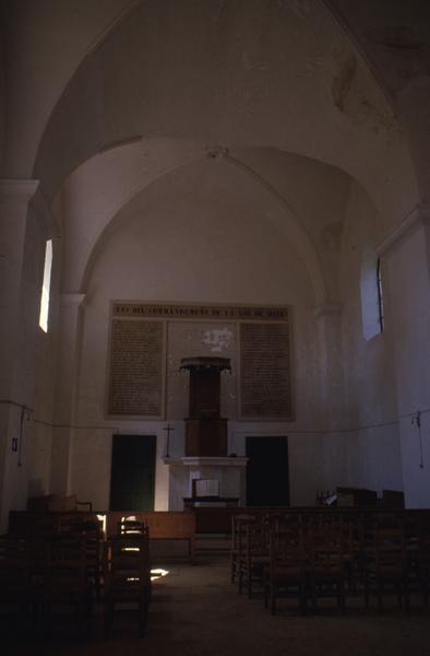 Vue intérieure vers la chaire pastorale.