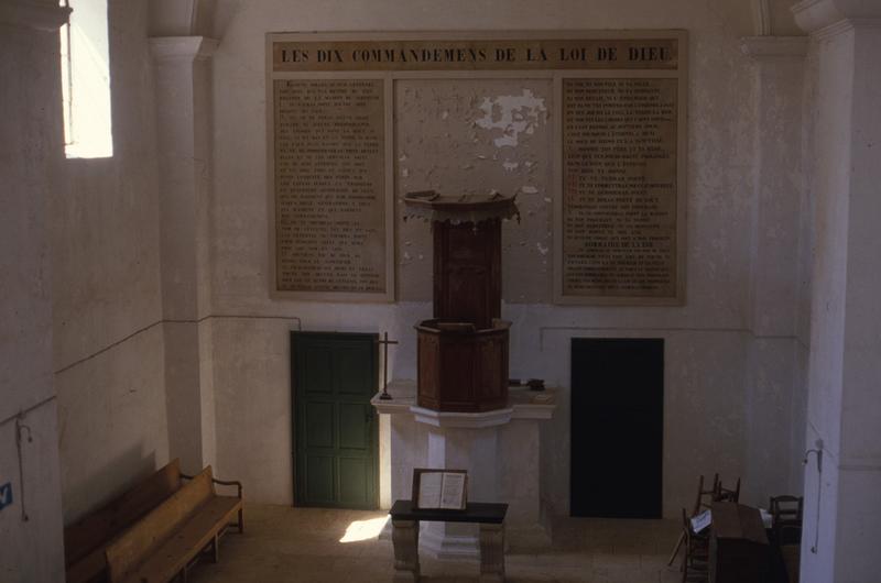 Vue intérieure vers la chaire pastorale.