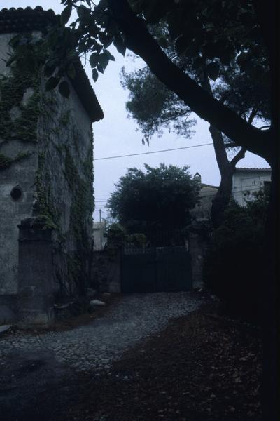 Terrasse, vue vers le portail d'entrée.