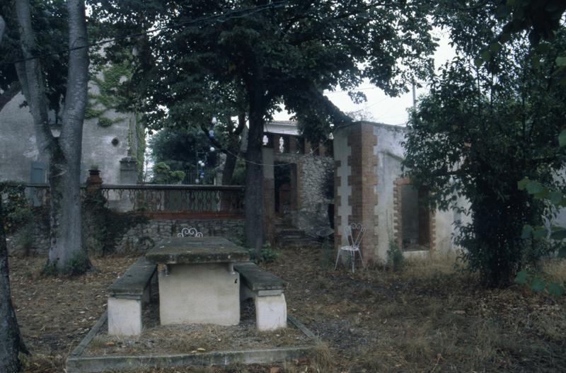 Terrasse, vue vers le portail.