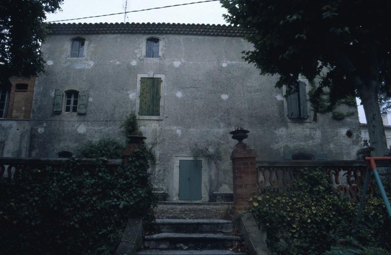 Façade sur terrasse.